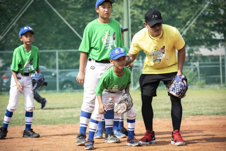 林子偉擔任國泰棒球教室教練指導高雄忠孝國小棒球隊。國泰金控提供