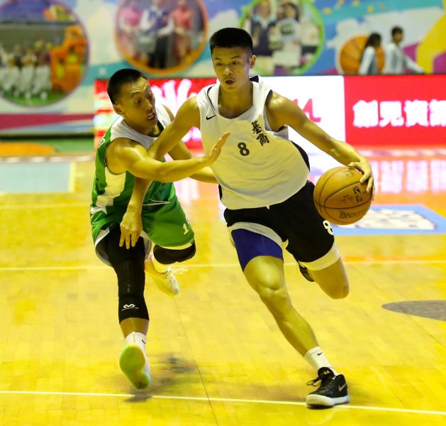 基商吳晨瑋運球推進，他得11分、8籃板。大會提供
