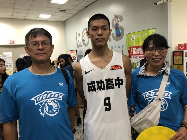 大倫國中女籃教練夫妻檔劉文君、徐正昌探唸成功的兒子徐子展的班。大會提供
