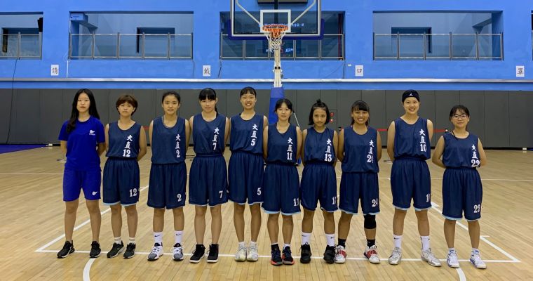 大直教練許珍瑜(左)領軍2連勝晉八強。大會提供