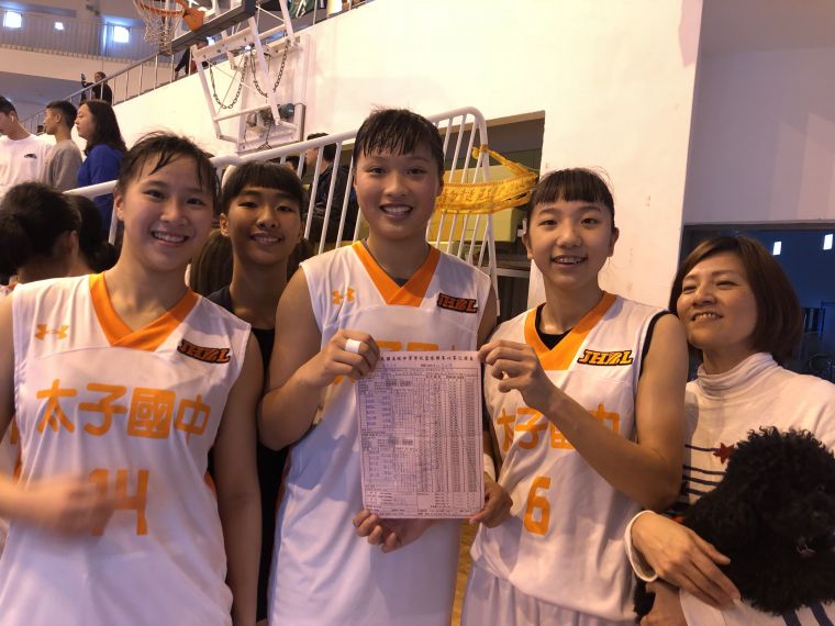 太子「一姊」王詩涵（右起）、游欣樺、陳怡親喜秀贏球4度晉八強 的比賽紀錄表 。大會提供