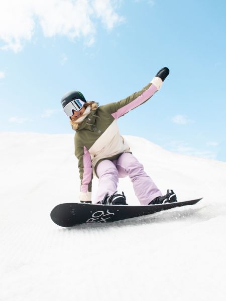 奧運金牌滑雪選手Chloe Kim穿上ROXY雪系列商品，大秀滑雪美技。官方提供