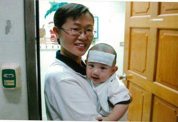 安親班老師陳美玲抱著幼時的王子承一路呵護，讓父母親感動又感激。黃秀真提供