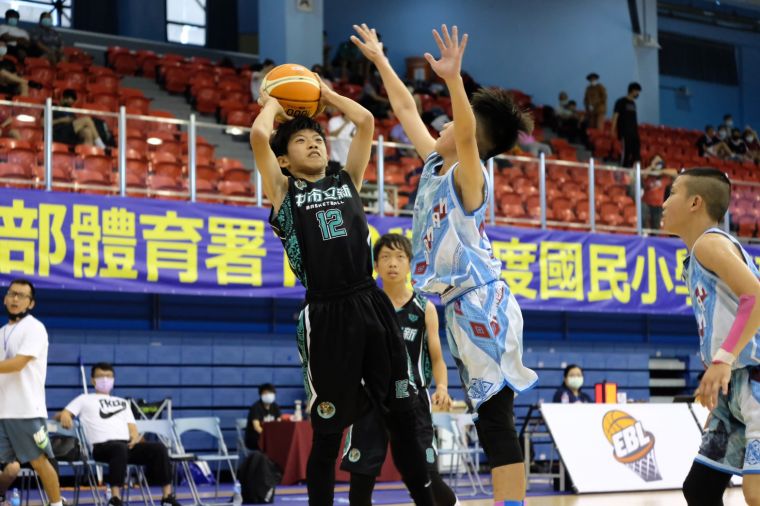 宜蘭南澳對中市立新攻防激烈。大會提供