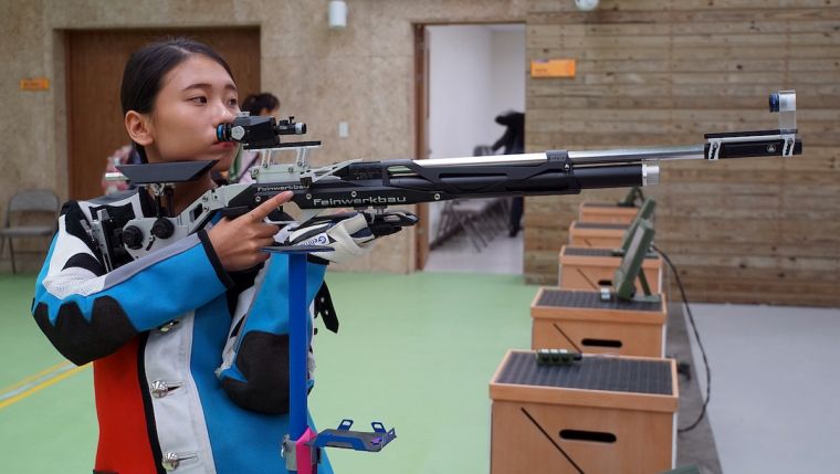 就讀台北市大的張萁芮在女子青少年10公尺空氣步槍收進銀牌。主辦單位提供