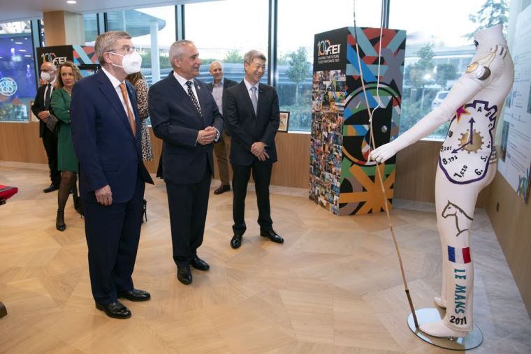 左起 IOC國際奧委會主席湯瑪斯巴赫、FEI國際馬術總會會長Ingmar DeVos、FEI國際馬術總會副會長黃啟芳。星予運動經紀提供
