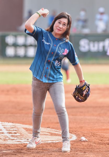 師母謝榮瑤在冠軍戰開球。徐生明棒球發展協會提供