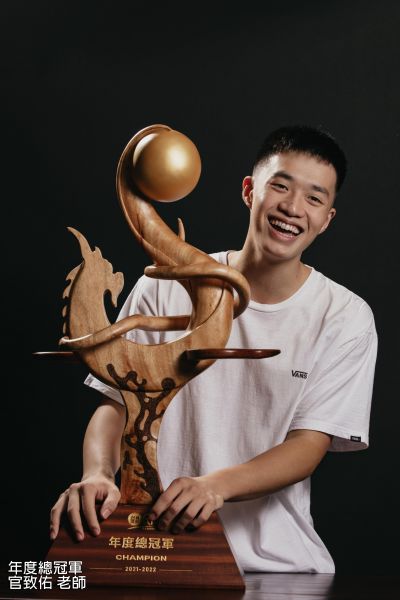 年度總冠軍由曾奪HBL冠軍的新銳木雕師官致佑操刀創作。  台灣運彩xT1聯盟提供