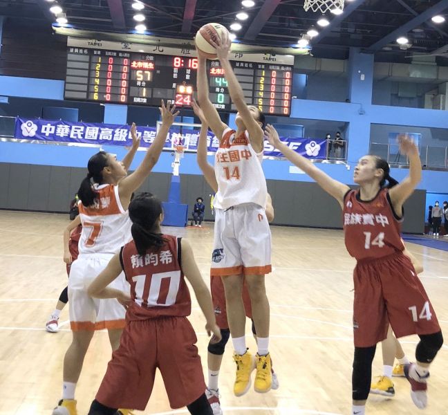 懷生陳頤柔14分、13籃板「雙十」。大會提供