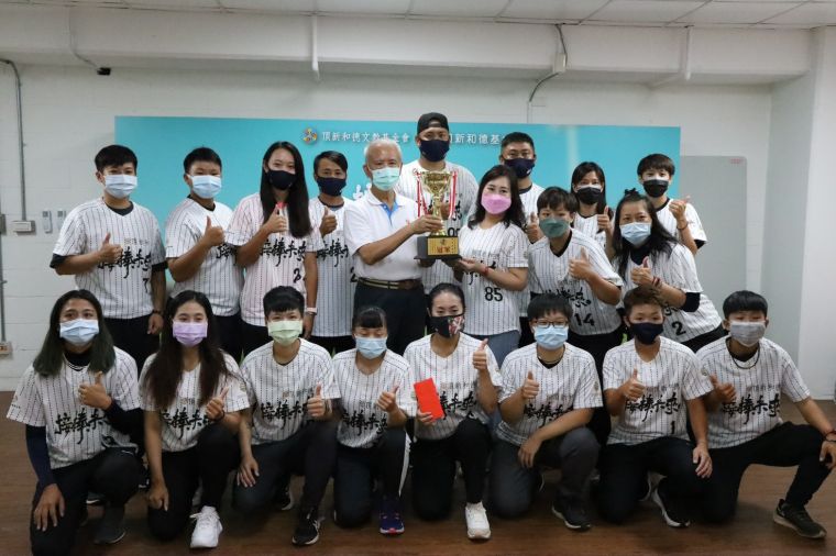 接棒未來女子棒球隊昨將第三座冠軍杯獻給魏應充。官方提供