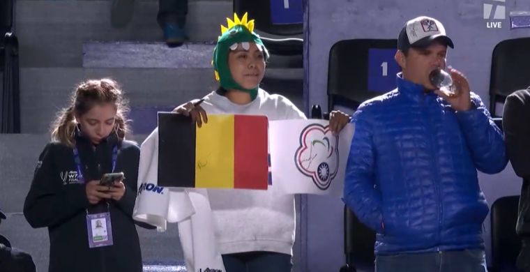 墨西哥球迷戴著恐龍頭套和台、比國旗和會旗為謝淑薇組合加油。摘自網路