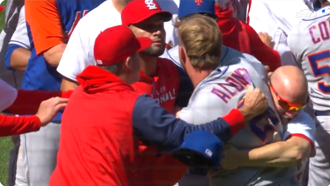 大都會一壘手阿隆索(Pete Alonso)就被紅雀一壘教練克拉普(Stubby Clapp)偷襲撂倒。摘自推特