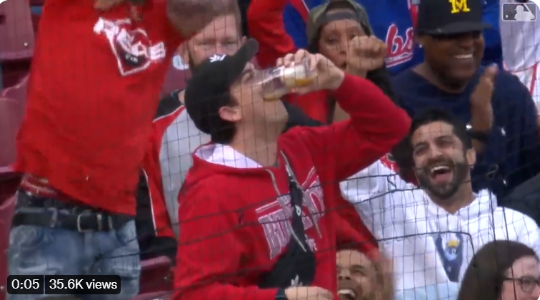 紅人球迷在球場喝起特製版「野格炸彈」。摘自推特