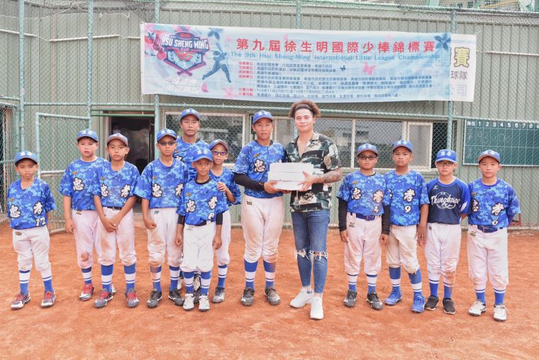 放美投手林凱威頒獎給高市忠孝國小的小朋友。徐生明棒球發展協會提供