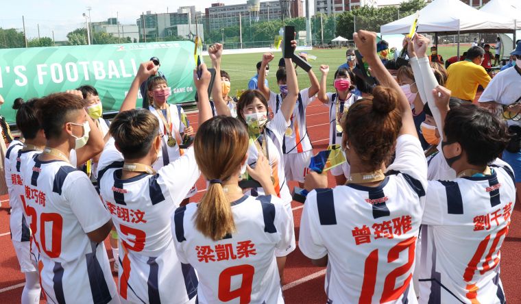 新北市奪金後向退休的老將藍美芬道別。李天助攝