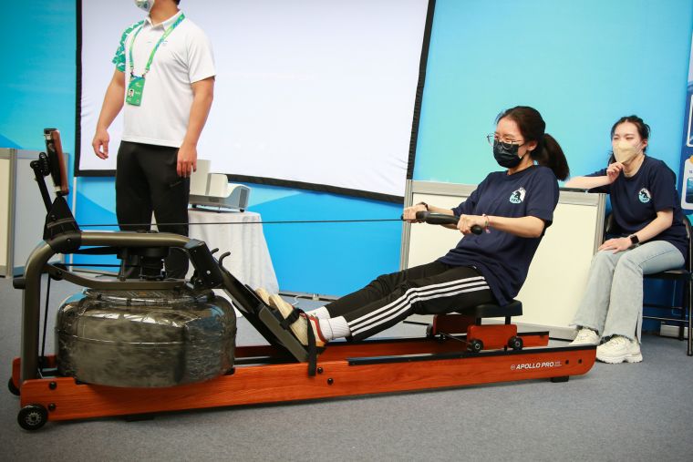 新現代五項科技運動測試賽，肌耐力項目-3D划船。官方提供