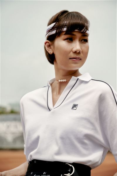 FILA垂墜感上衣也是經典的女性網球款式,與時尚結合轉化,簡單又耐看。官方提供