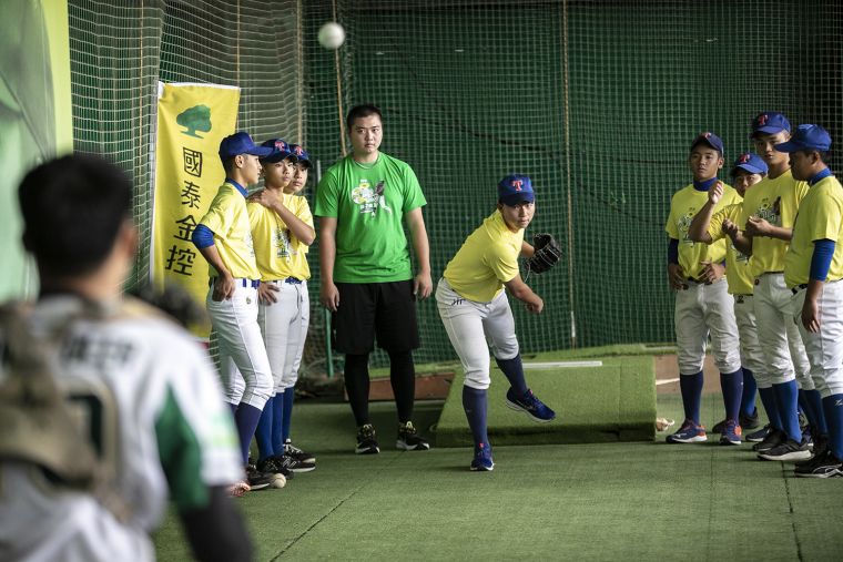 鄧愷威擔任國泰林子偉棒球教室助教。官方提供