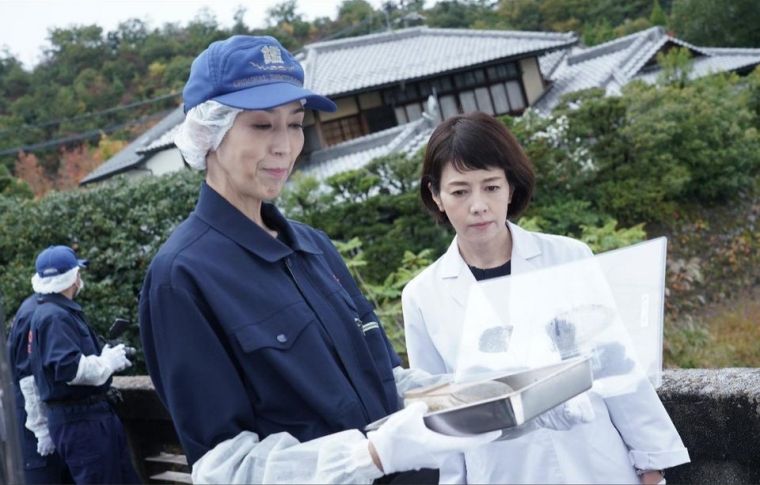 日本排球女神大林素子(左)客串電視劇演出。翻攝大林素子推特