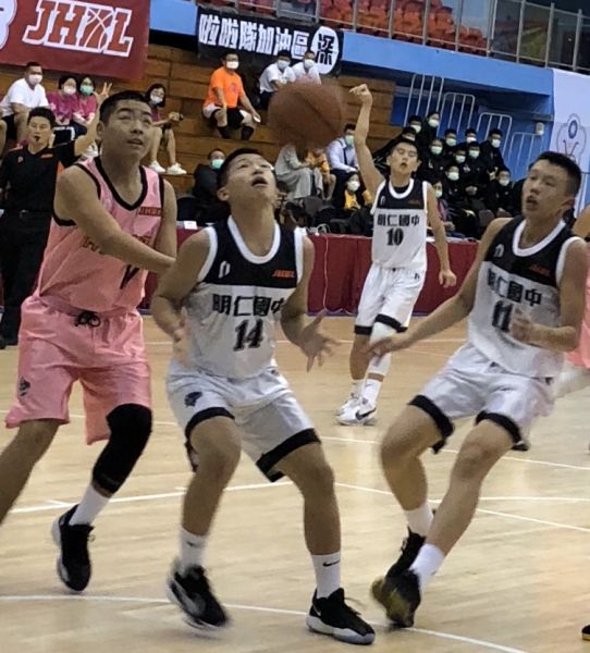 明仁陳冠仲(右二)三分球11投中6飆大會及他個人生涯新高43分。大會提供