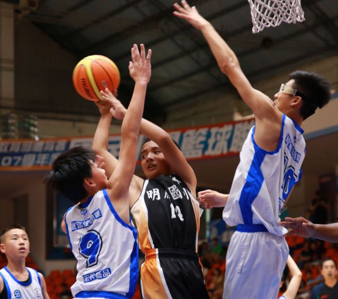 明廉李冠承突破舊社包夾2ot最後2秒飆進追平球。大會提供