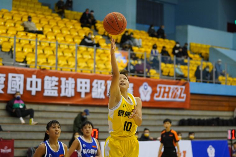 景興金牌「一姊」盧柏岑14分、9籃板。大會提供