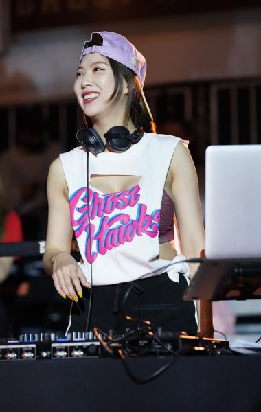 最FUN主場：火辣DJ妖嬌已成獵鷹主場的一大特色。  台灣運彩xT1聯盟提供