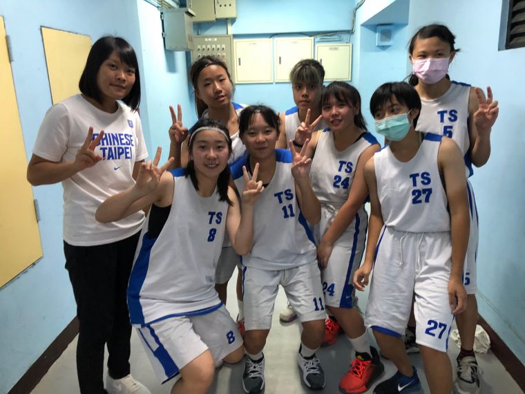 東勢7名超愛籃球的「山中女孩」與教練吳鈺淳(左)。大會提供