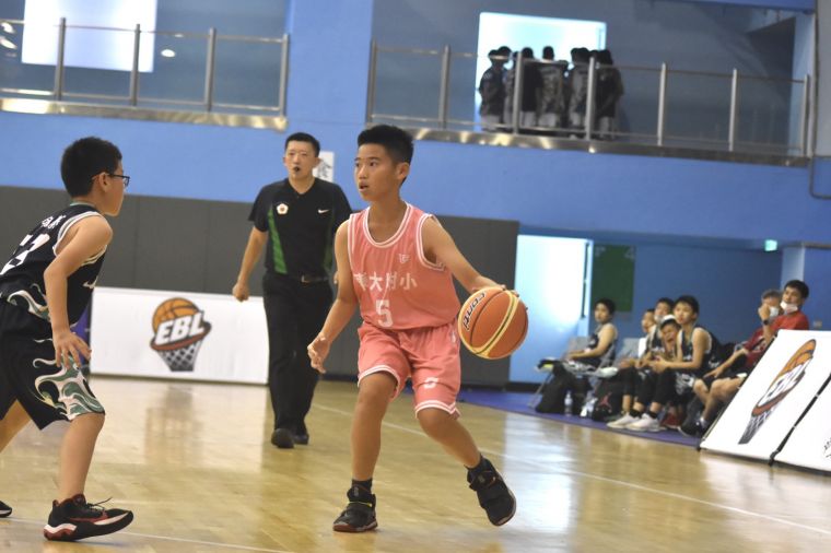 東大附小林恆亦運球伺機突破。大會提供