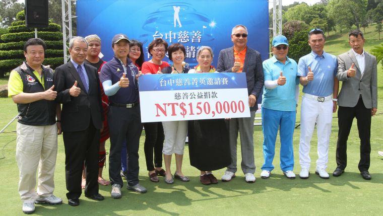 東興國際董事長馬倉國(左四)和台灣職業高爾夫協會理事長謝錦昇(右四)及貴賓與受贈單位代表在記者會合影。鍾豐榮攝