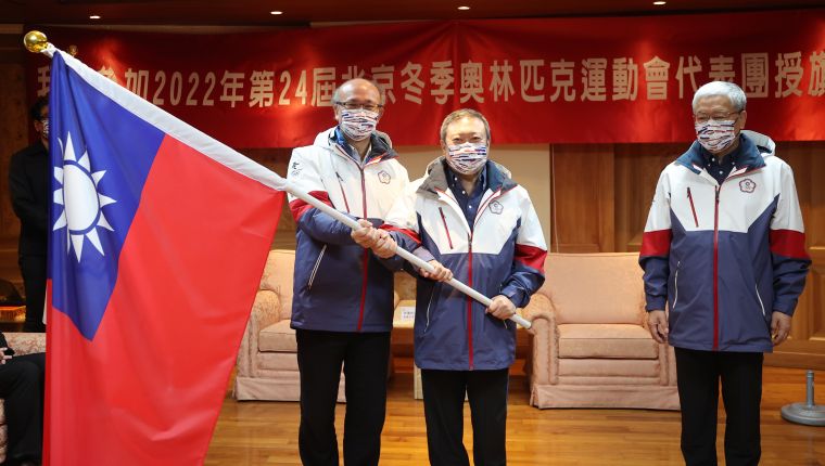 教育部次長兼體育署署長林騰蛟(左)授旗給中華奧會主席林鴻道。李天助攝