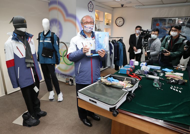 教育部次長兼體育署署長林騰蛟展示冬奧選手裝備。李天助攝
