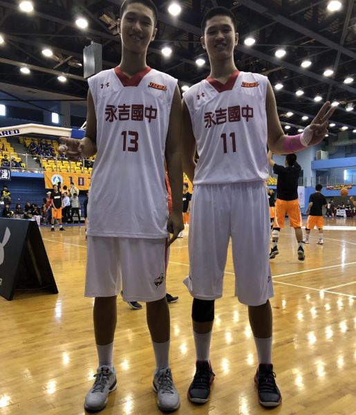 永吉的大陸籍210公分雙胞胎中鋒于泓凱(右)、于泓翔(左)。