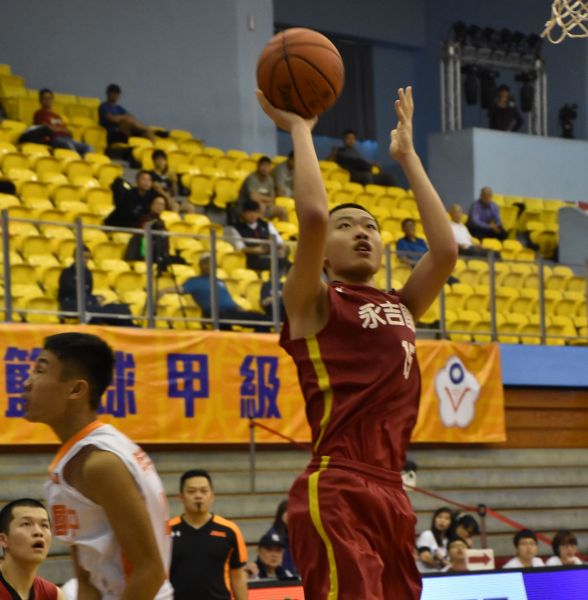 永吉陳佳煒16分、16籃板「雙十」。