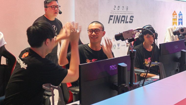決勝第五局勝利到手，中州全隊展現欣喜笑容。大會提供