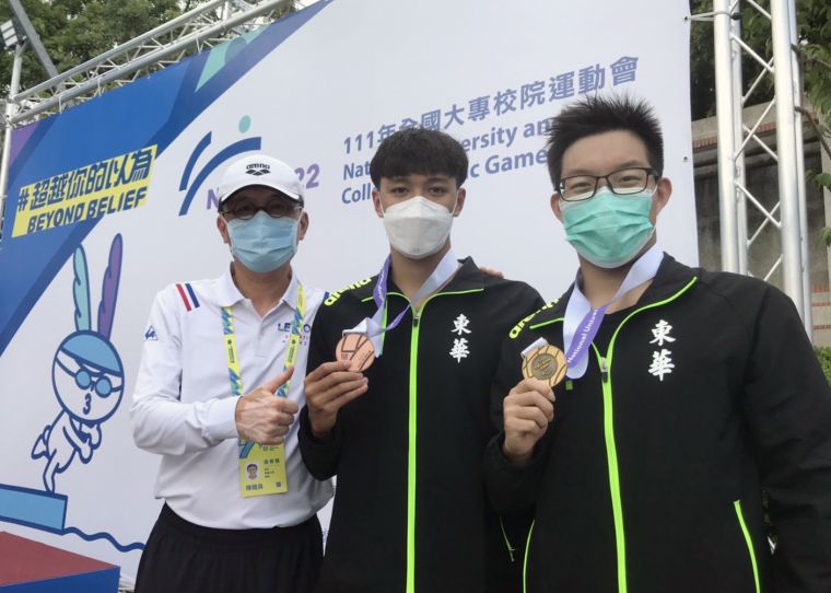 游泳1500公尺自由式全國紀錄保持人黃國庭(右),全大運包辦3金,締創五連霸。東華大學提供