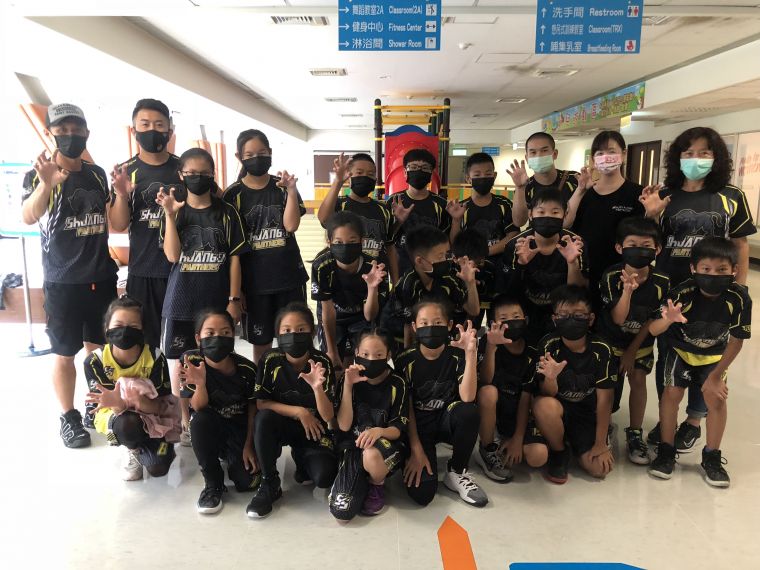 溫芳蘭校長(右)領軍雙溪國小男女籃雖年輕迷你,但積極打造黑豹球風。大會提供