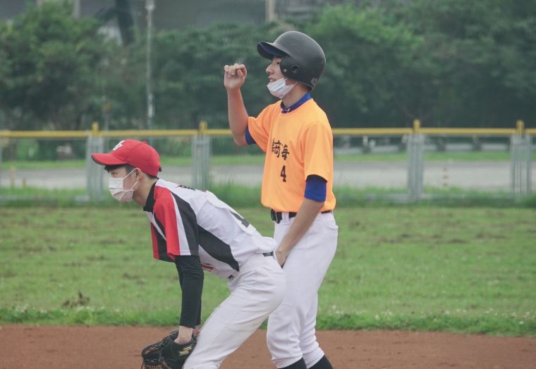 曾冠霖擊出兩支安打,投球也繳出4局失2分內容,拿下勝投。大會提供