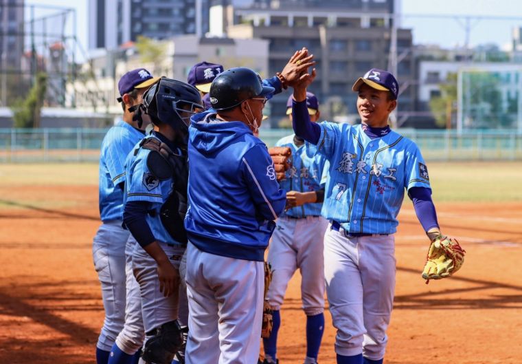 羅工以5比2擊敗美和,拿下高中聯賽木棒組首勝。大會提供