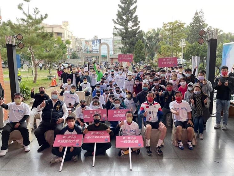 由臺北市單車運動協會發起的送愛心活動,將自行車裝備送至大甲國中車隊。官方提供