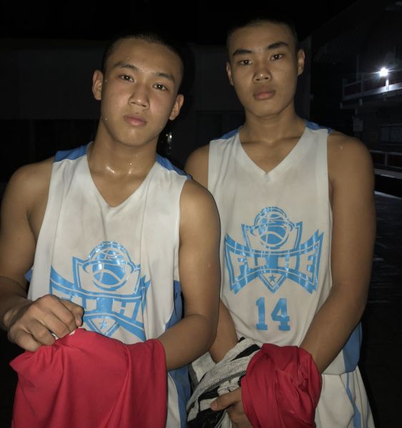 福和楊家兄弟檔楊財海（右）、楊財康酷愛籃球。