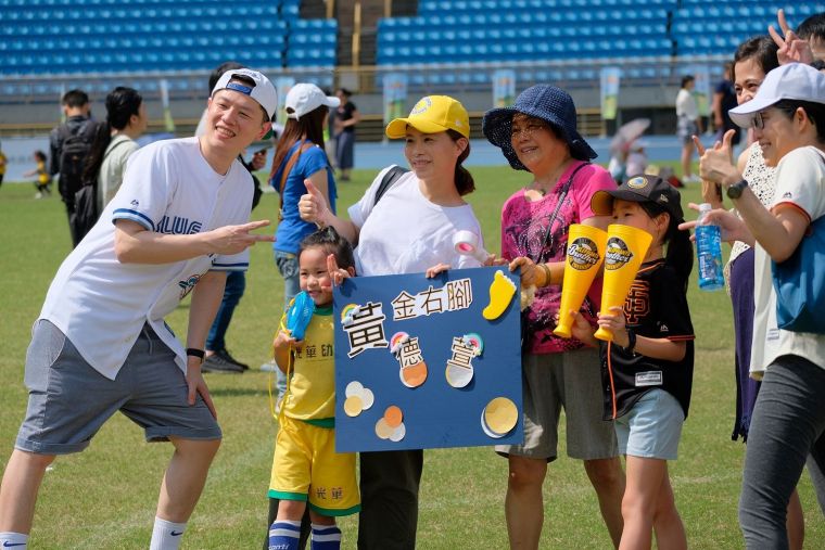 第10屆臺北市幼兒足球錦標賽，今(19)日於臺北田徑場展開第二天的，家長們不畏34度的高溫，為小戰士們加油。大會提供