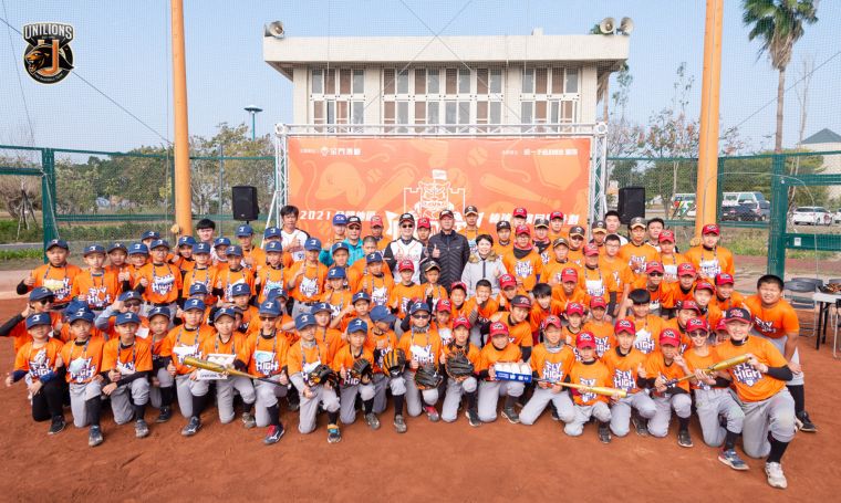 統一獅金門棒球推廣活動，今正式開訓，超過70位小朋友參加。統一獅球團提供