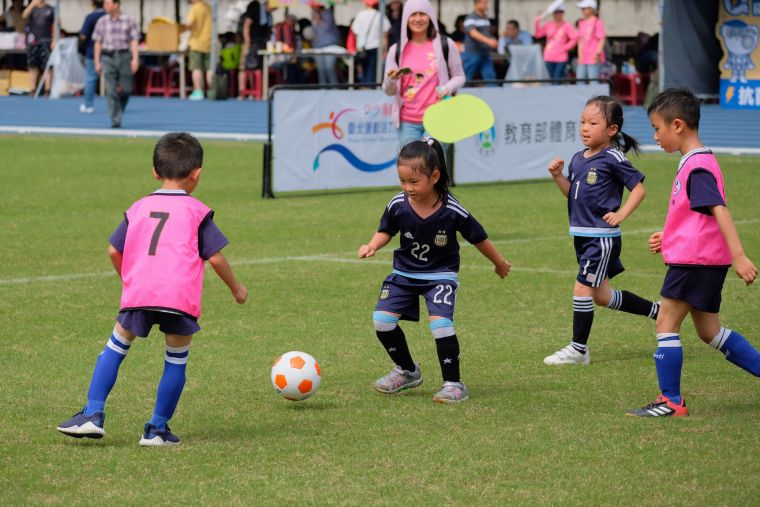 臺北市喬治亞幼兒園推廣足球運動風氣，場上小朋友架勢十足，玩得不亦樂乎。大會提供