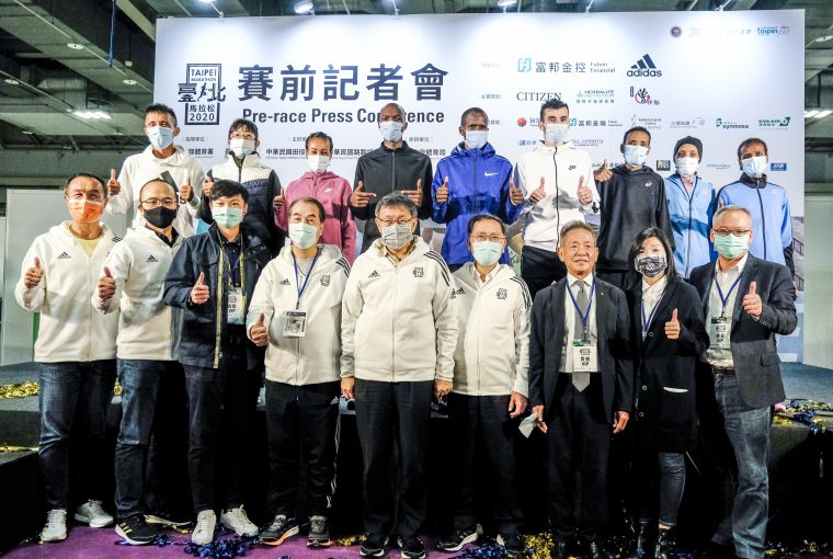 臺北馬拉松主協辦單位及頂級贊助夥伴和選手合照。大會提供