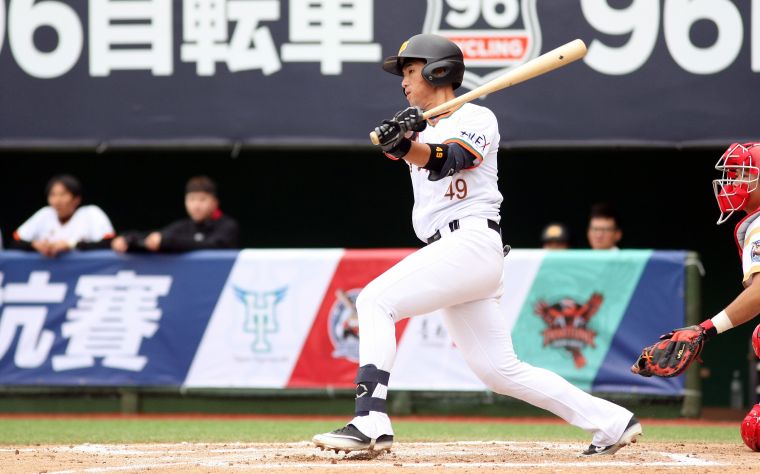 臺南市蕭宥宏擊出勝利打點的安打。大會提供