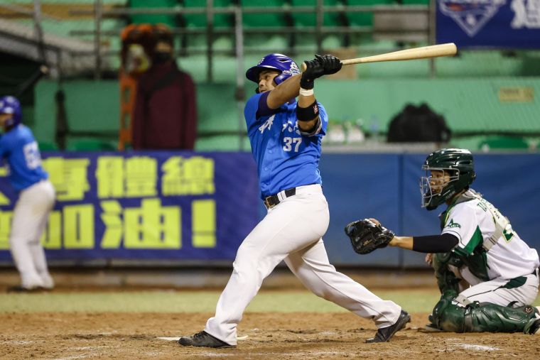 廖元斌代打敲出致勝逆轉安。大專體總提供