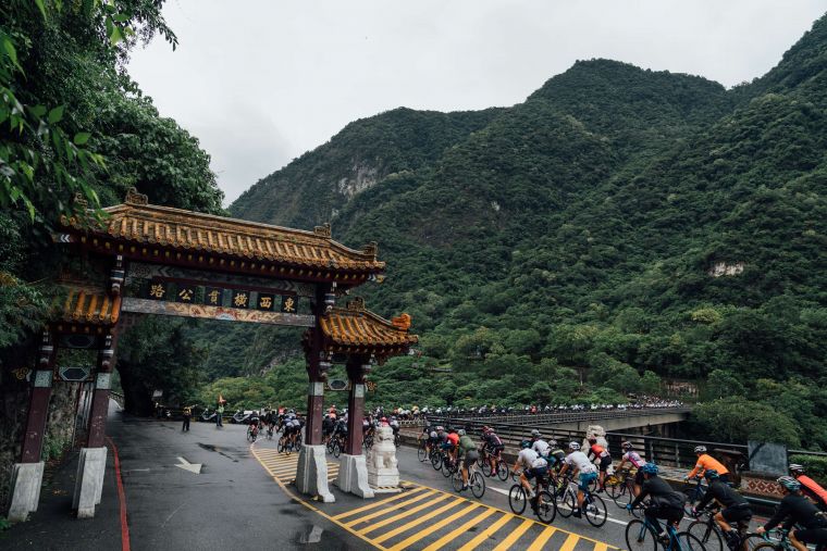 臺灣自行車登山王挑戰賽沿途經過壯麗的花蓮山景。大會提供