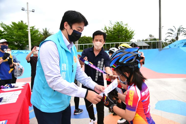 花蓮市長魏嘉賢接受選手獻獎。花蓮市公所提供