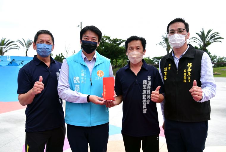 花蓮市長魏嘉賢(左2)頒發禮券,獎勵獲獎選手。花蓮市公所提供